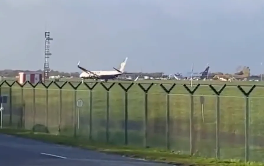 Ryanair 737 Incredibly Wobbly Landing