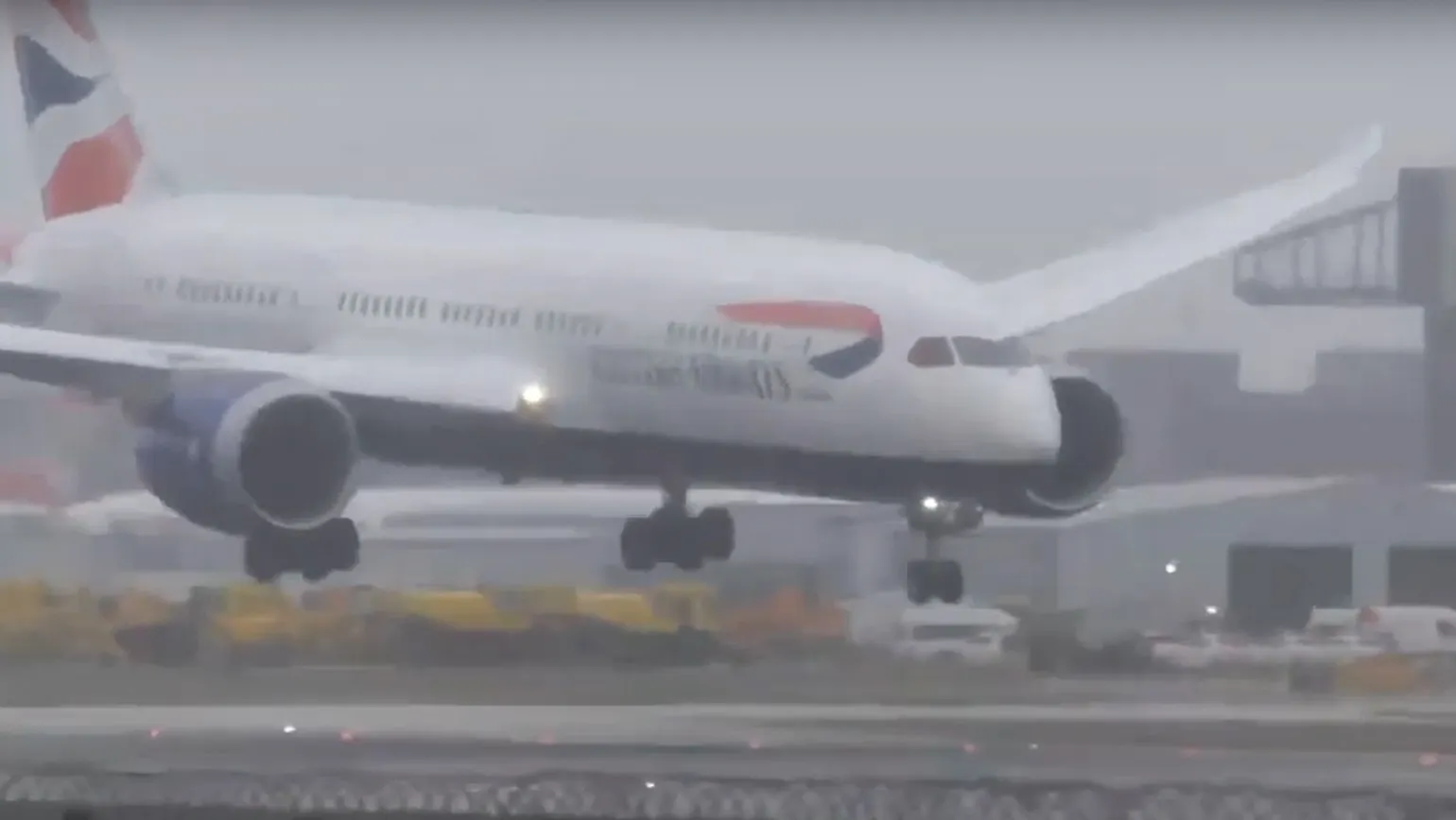 BA Boeing 787 captured on video in dramatic go-around