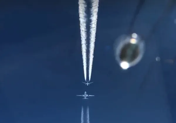 Spectacular video of three jets passing at high altitude