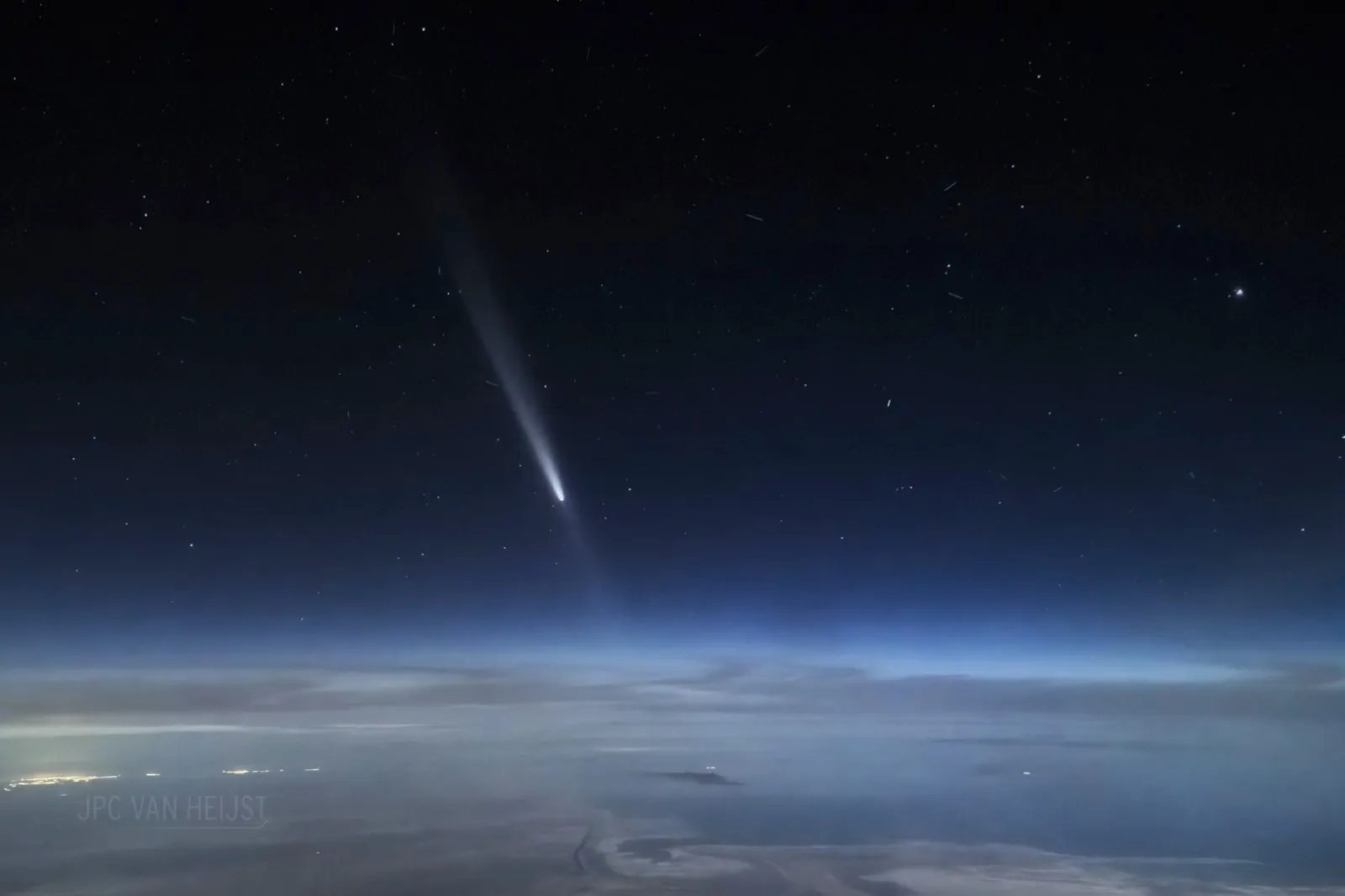 Incredible Comet Pictures From a Boeing 747