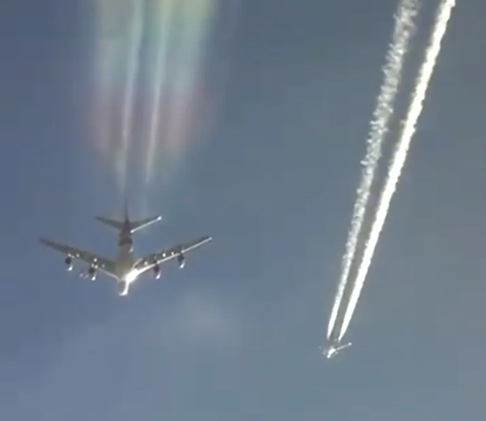 Stunning rainbow vapour trails from a Thai A380