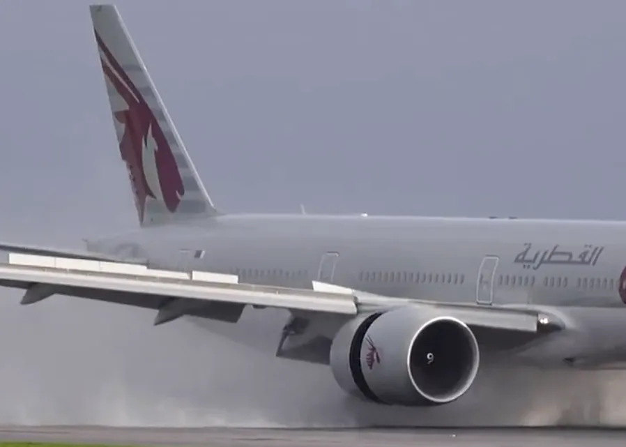 Qatar Airways Super Spray Landing