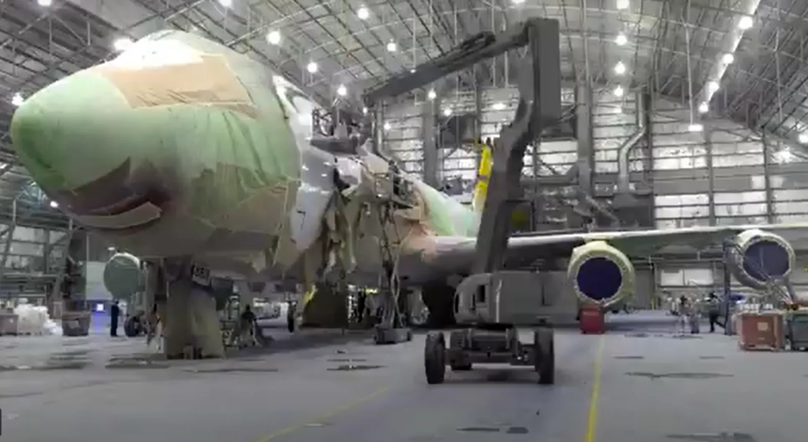 Videos Of Building & Painting The Last Boeing 747