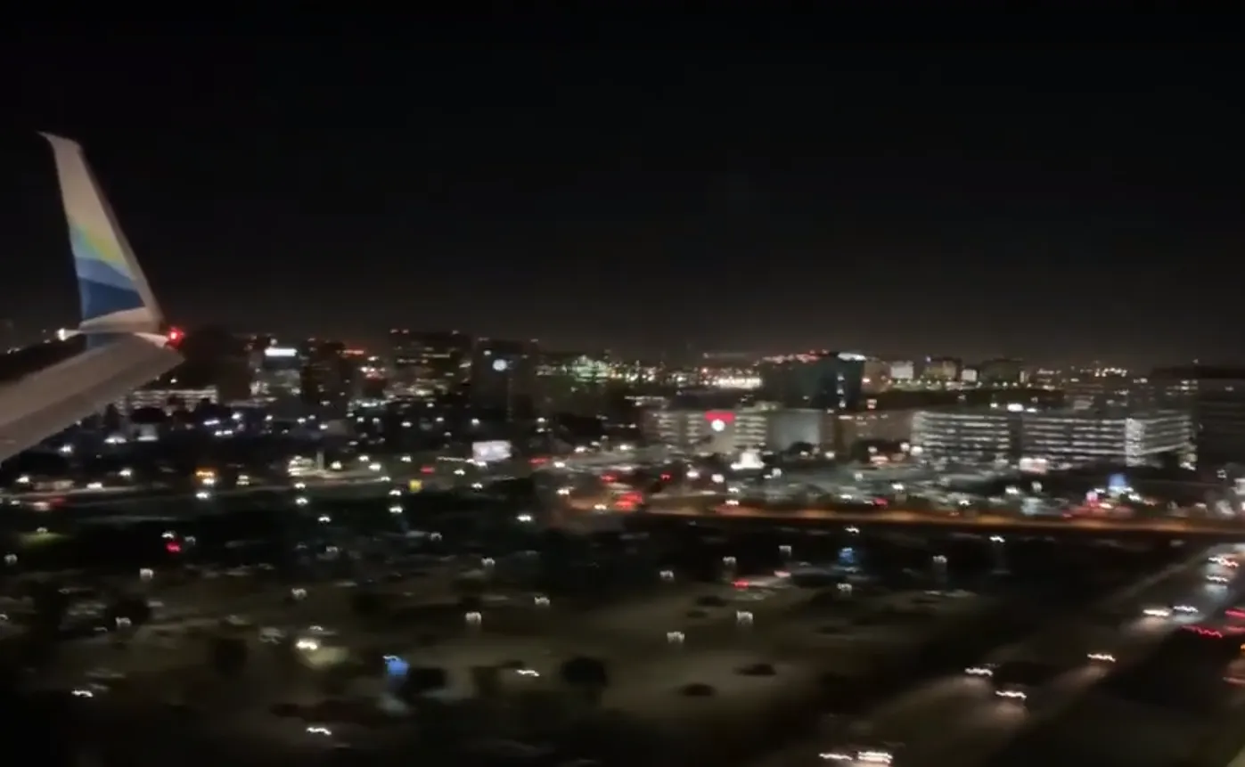 Stunning night landing on Alaska Airlines 737 at LAX