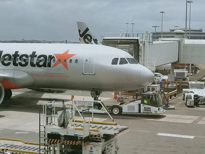 Jetstar cancels 48 flights as politicians call for more talks