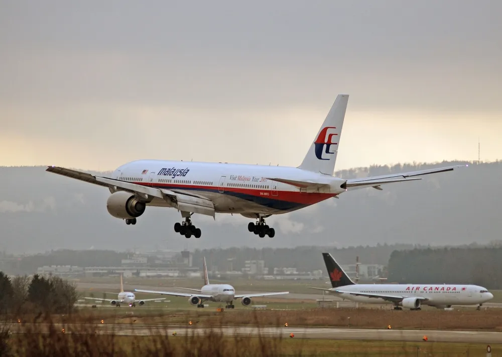 MH370 just outside search area claims leading oceanographer