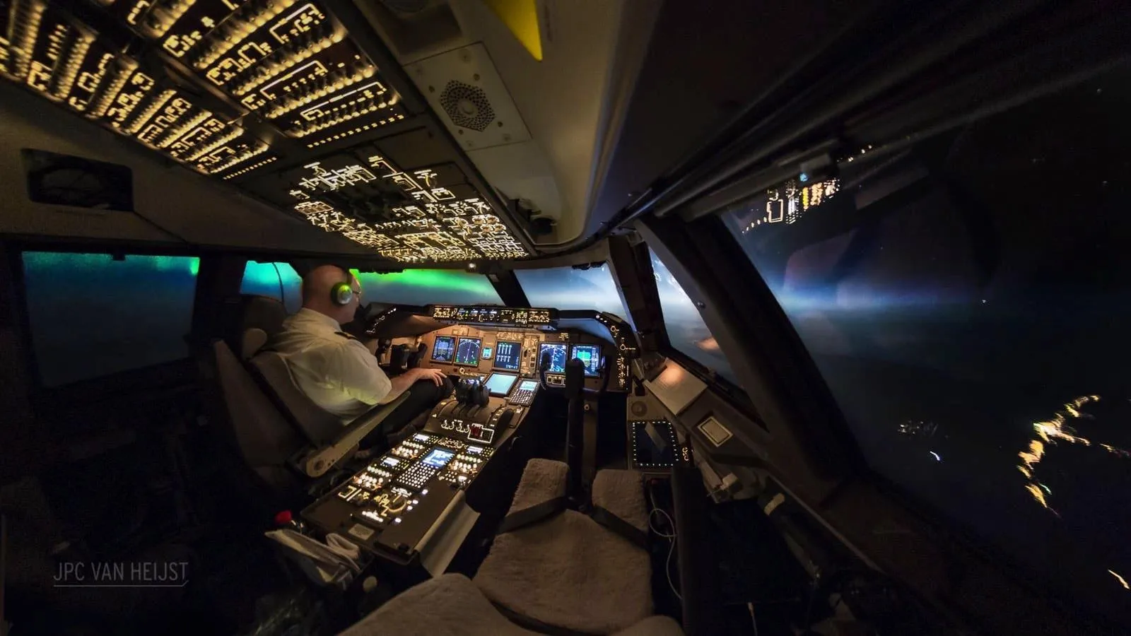 Moon rise and northern lights from 747 cockpit