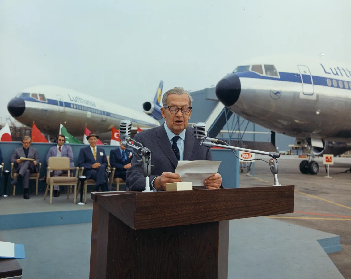 Video of Donald Douglas Snr at the Lufthansa DC-10 handover