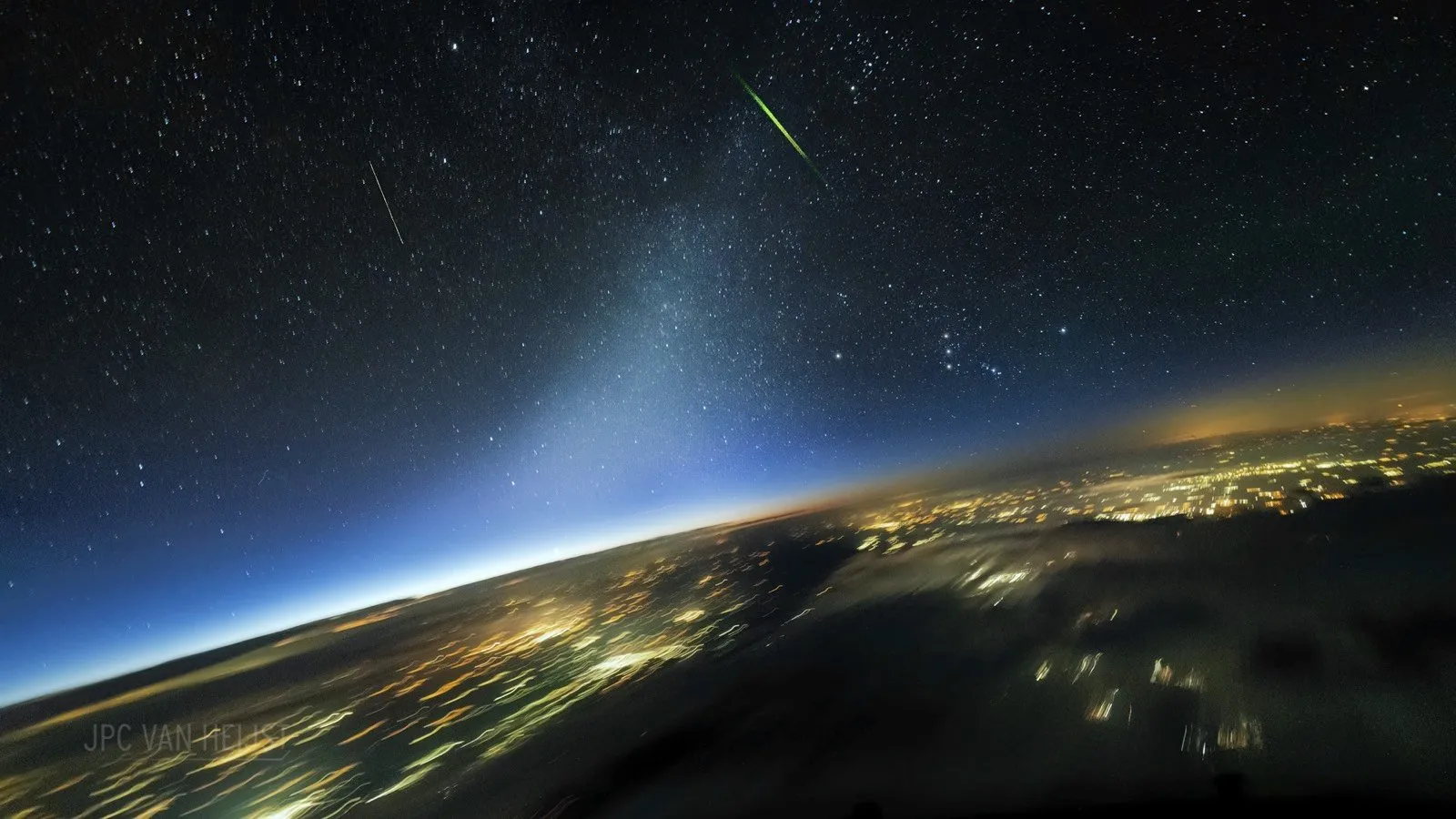 STUNNING PHOTO OF METEORS OVER TURKEY