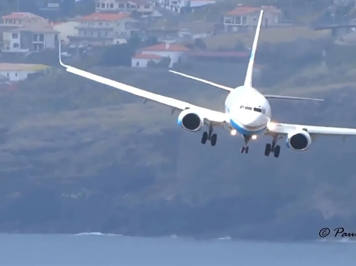 Amazing Landings In Strong Crosswinds