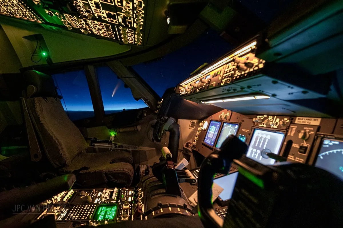 Stunning photo of Neowise from 747 cockpit