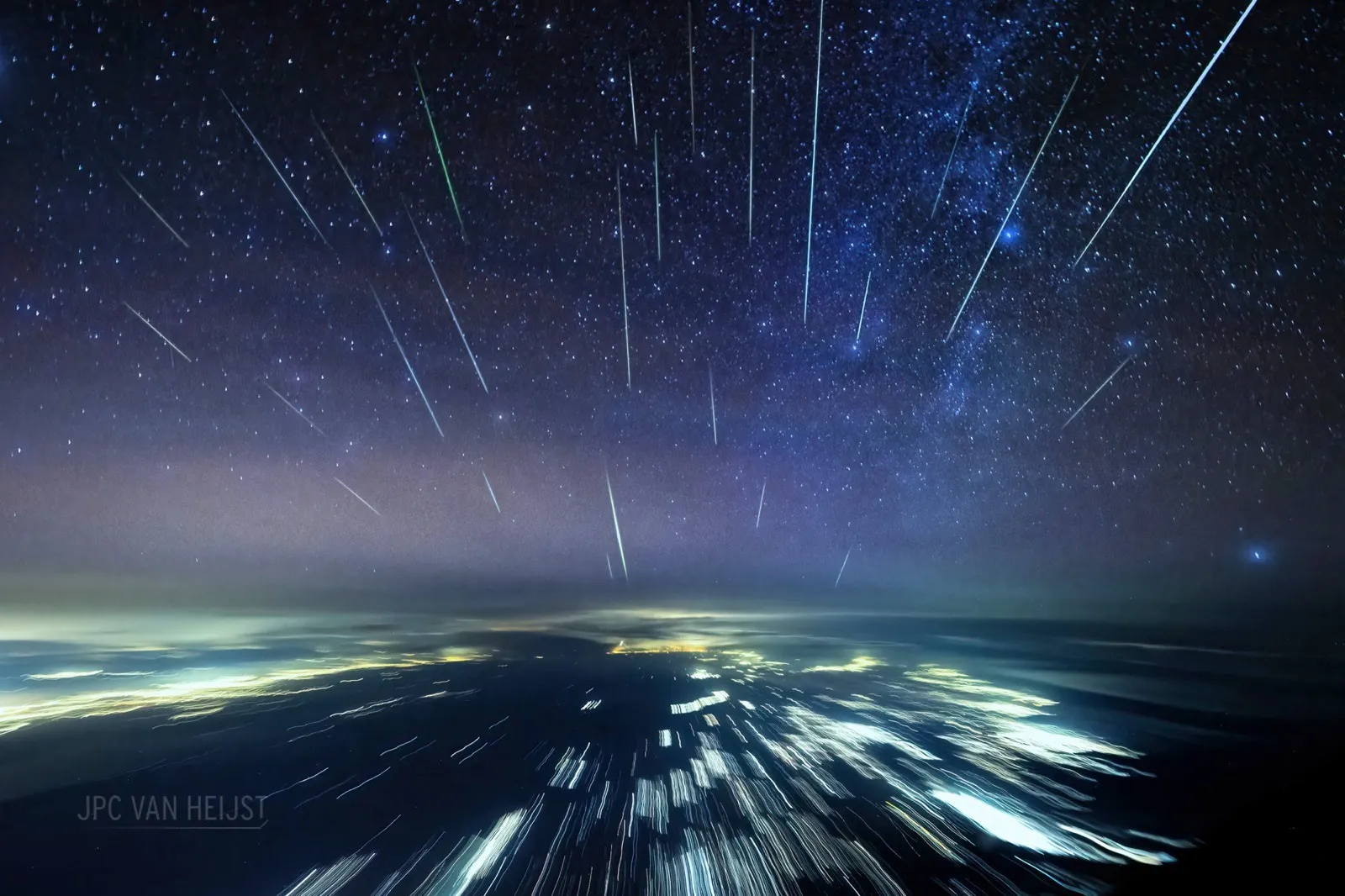 Incredible Geminid Meteor Shower From 747 Cockpit