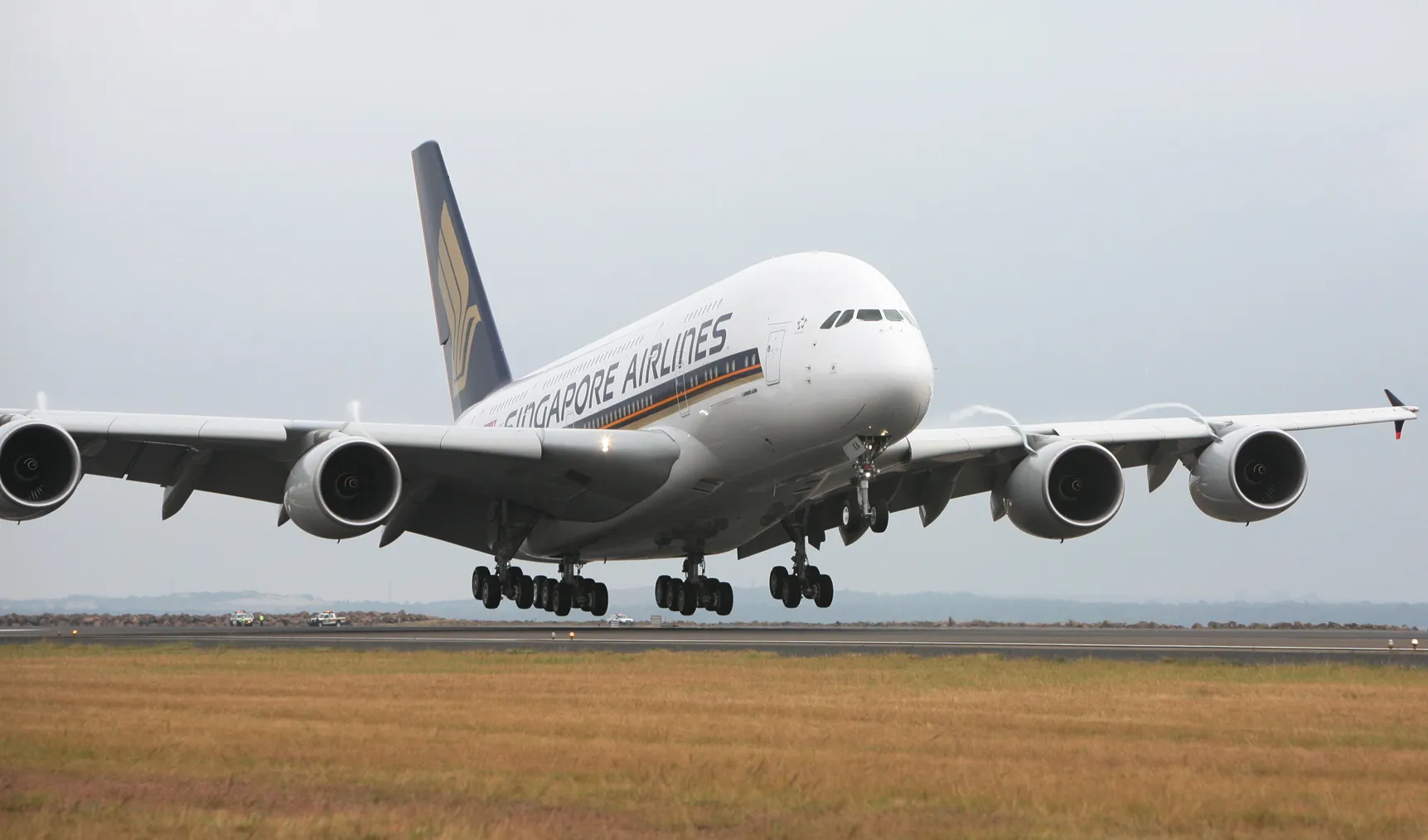 Airlines warned of wake turbulence at Sydney Airport