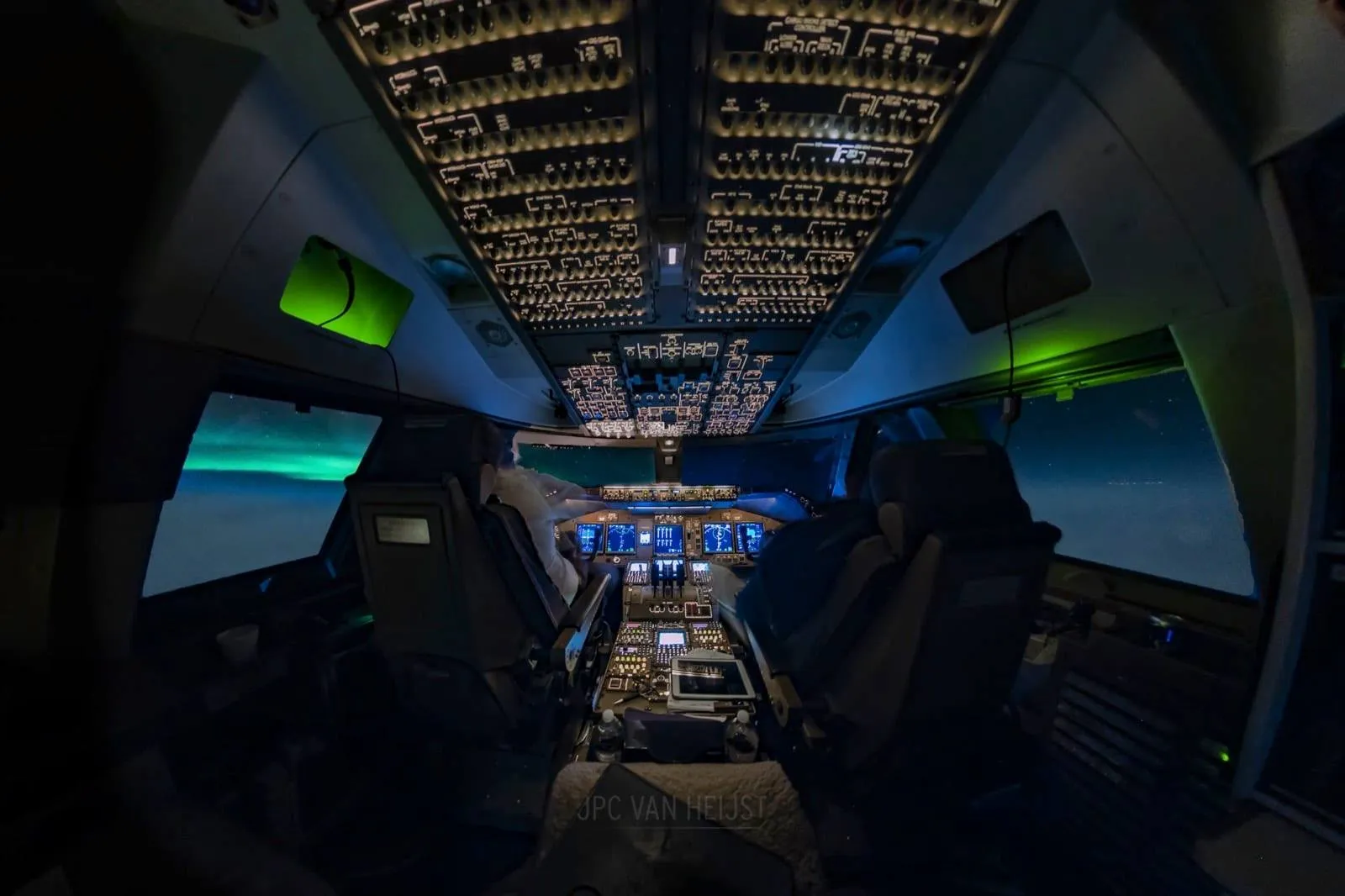 Stunning 747 cockpit photograph from Captain van Heijst