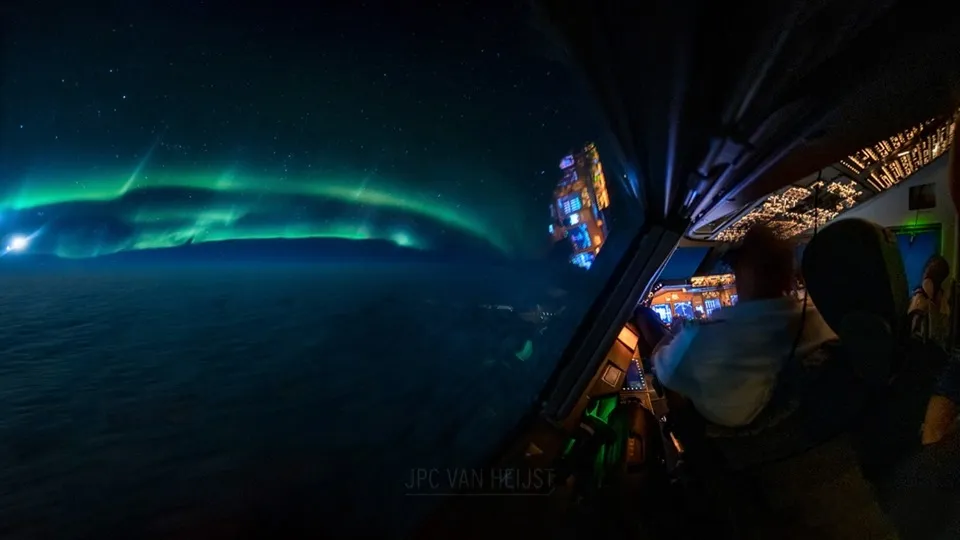 Stunning photo of Northern Lights from a 747 pilot