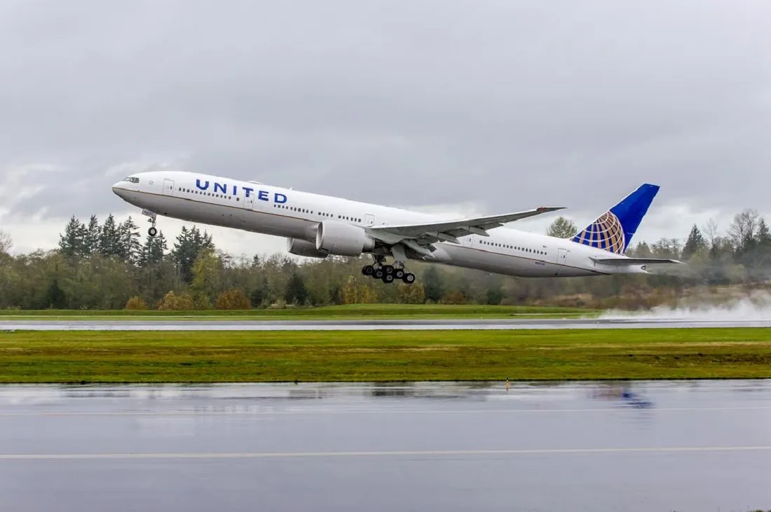 United Airlines Boeing 777 Flies Low Over Golden Gate For Air Show