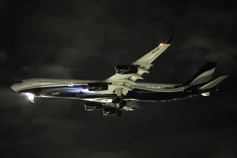 Spectacular photo shows A340 from Afghanistan landing in Perth