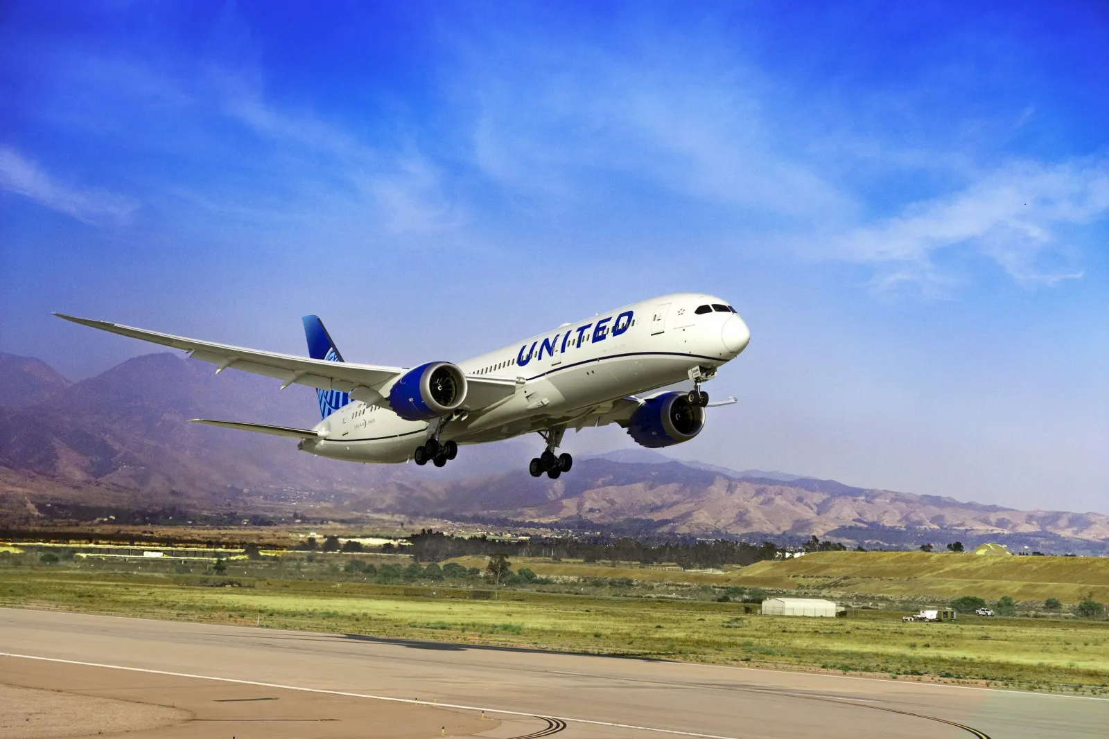 United Airlines Expands Across The Pacific