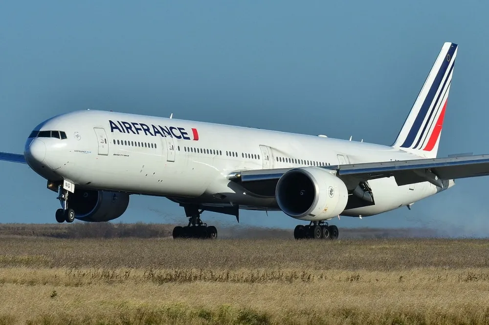 Air France strikes continue as crisis prompts survival warning