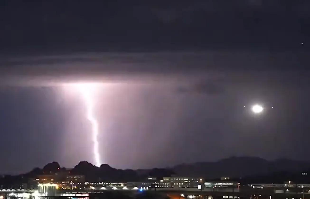 AWESOME THUNDERSTORMS AT SKYHARBOR AIRPORT PHOENIX