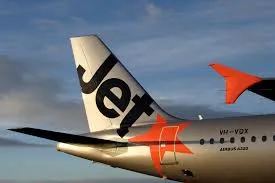 Alert Jetstar pilot avoids runway collision