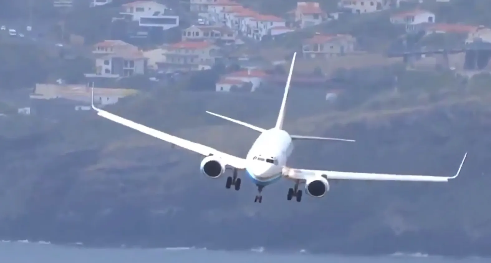 Amazing 737 pilot skills battling high winds