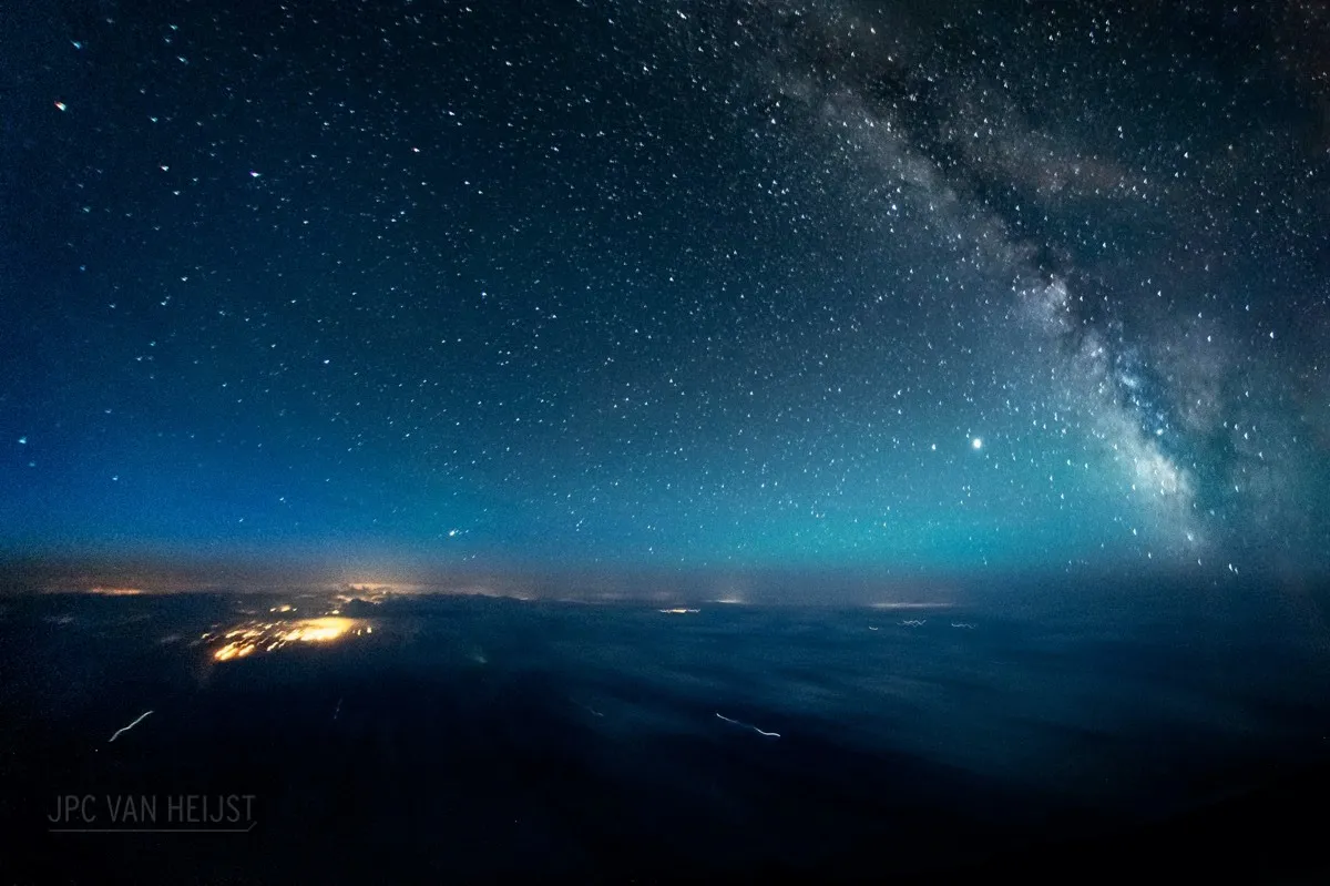 Stunning picture of the night sky from 747 pilot