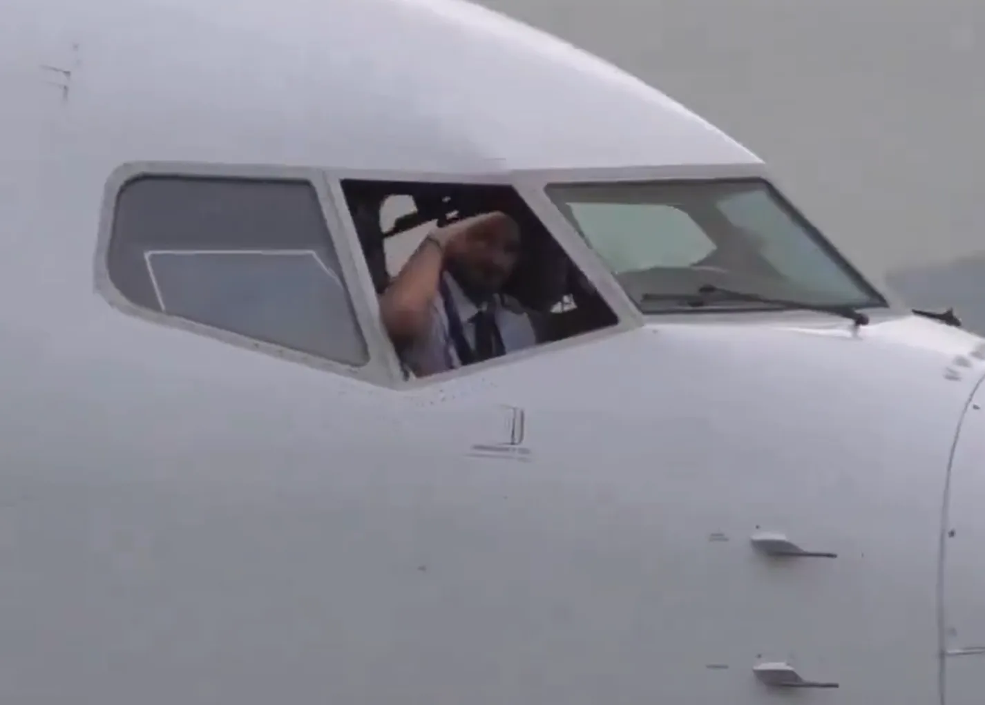 Ryanair pilot opens window to wave at spectators