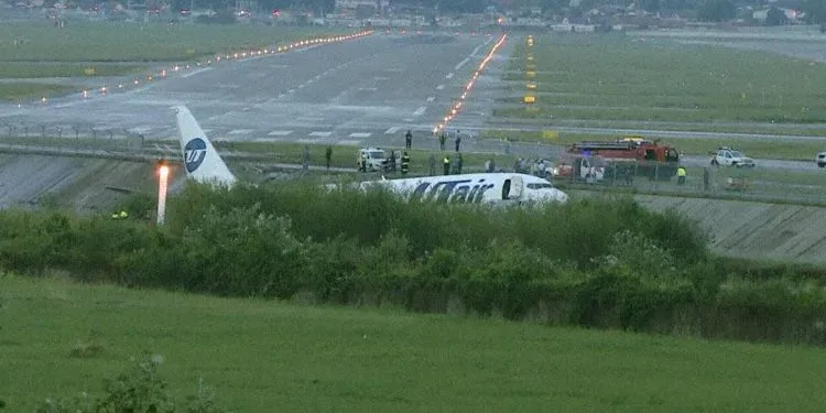 UTAir 737 overruns landing - all 170 aboard escape.