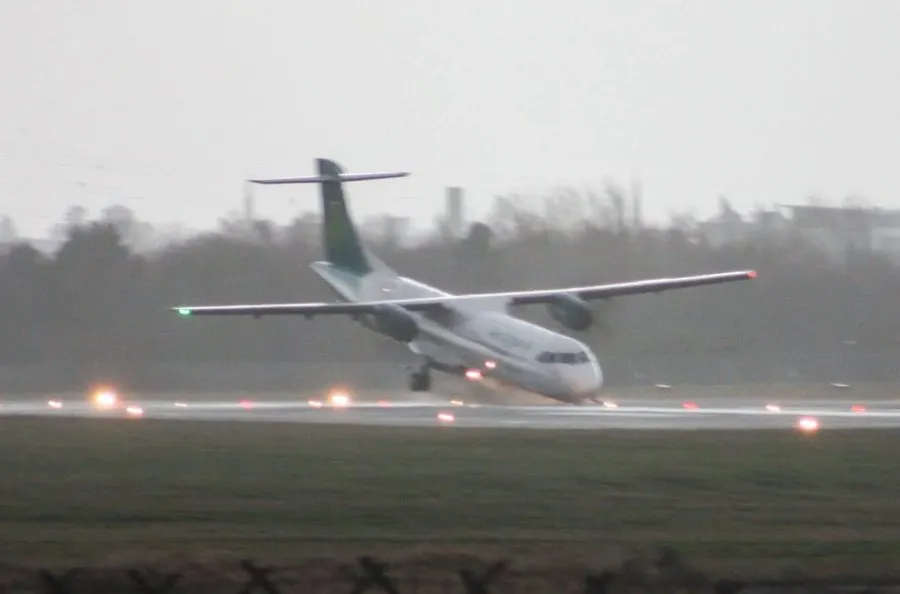 Aer Lingus Regional ATR 72-600 nose gear collapses on landing.