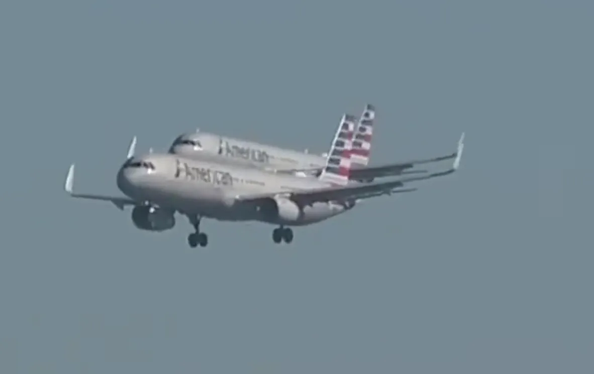 Two American Airlines A321s landing in parallel at SFO