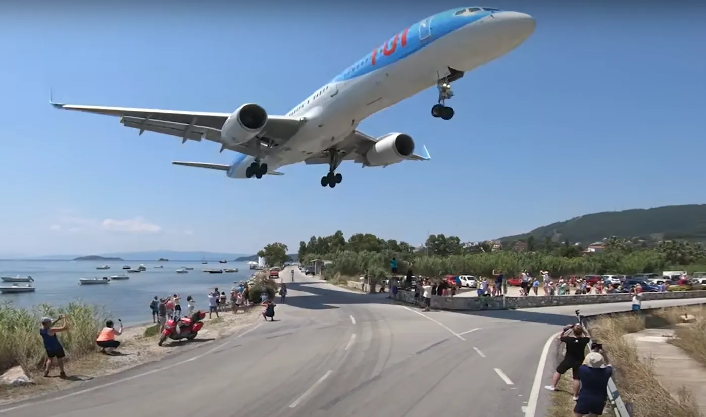 Incredible Video Of Landings At Skiathos