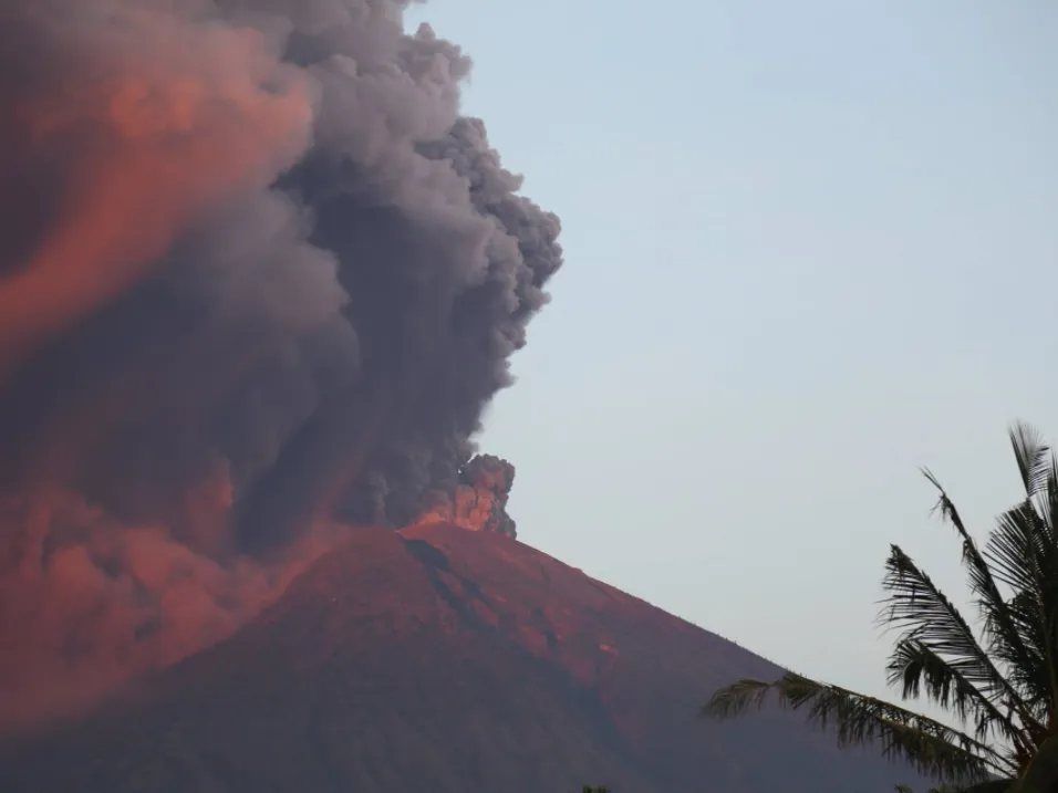 Bali airport closed by Mt Agung volcano eruption