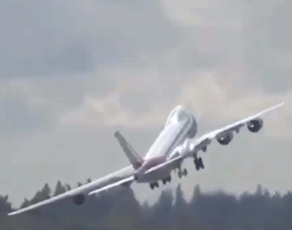 Video: Boeing 747-8F "waves" goodbye in spectacular fashion