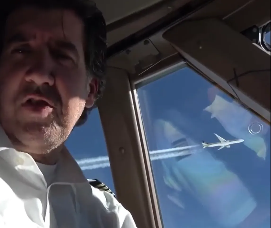 747 CAPTAIN AIR DROPS PHOTO TO SQ 777 PILOT