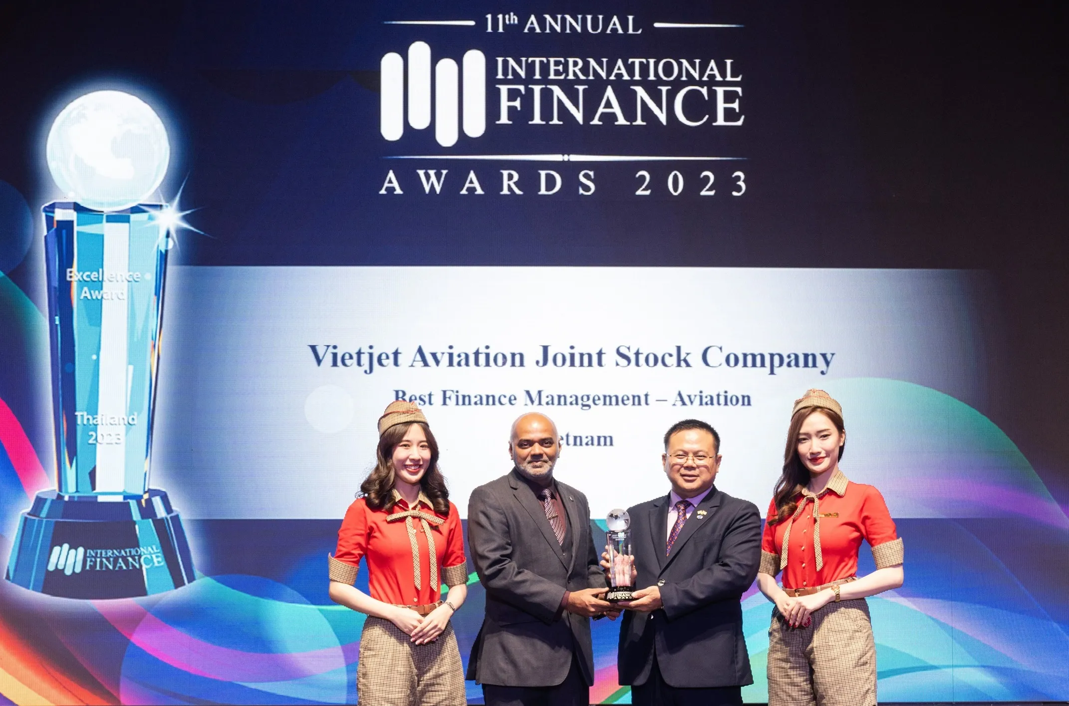 Vietjet Air crowned with top awards in finance management and aviation