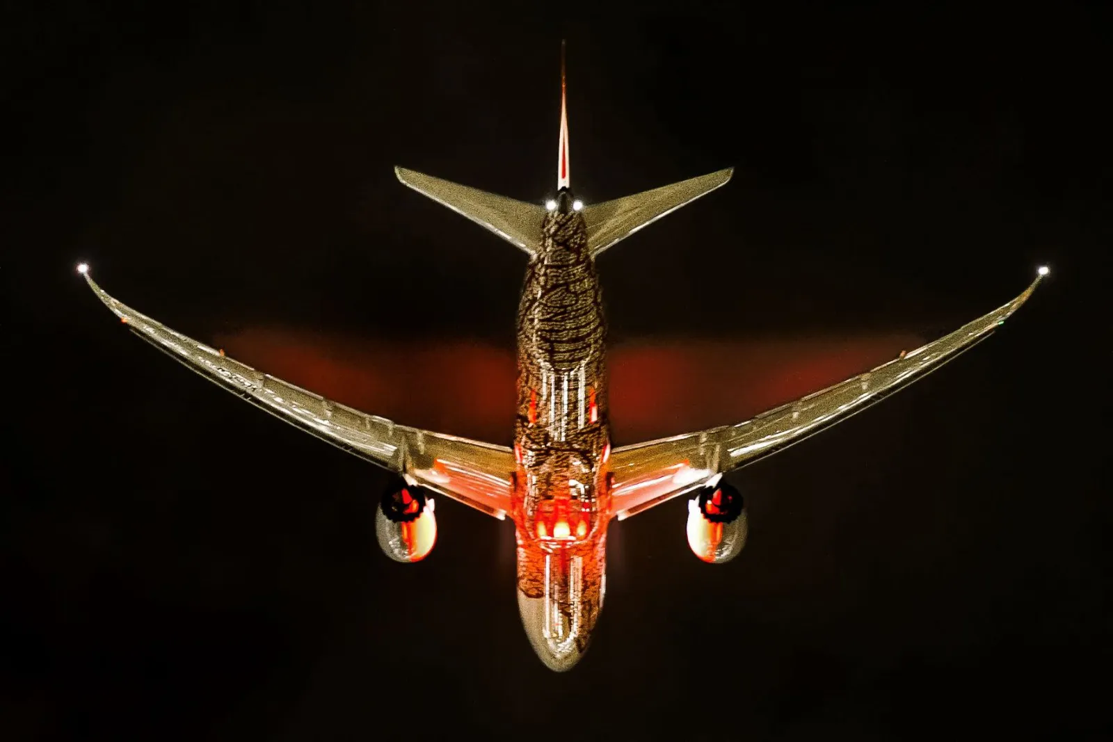 Stunning night shot of Qantas 787 Dreamliner