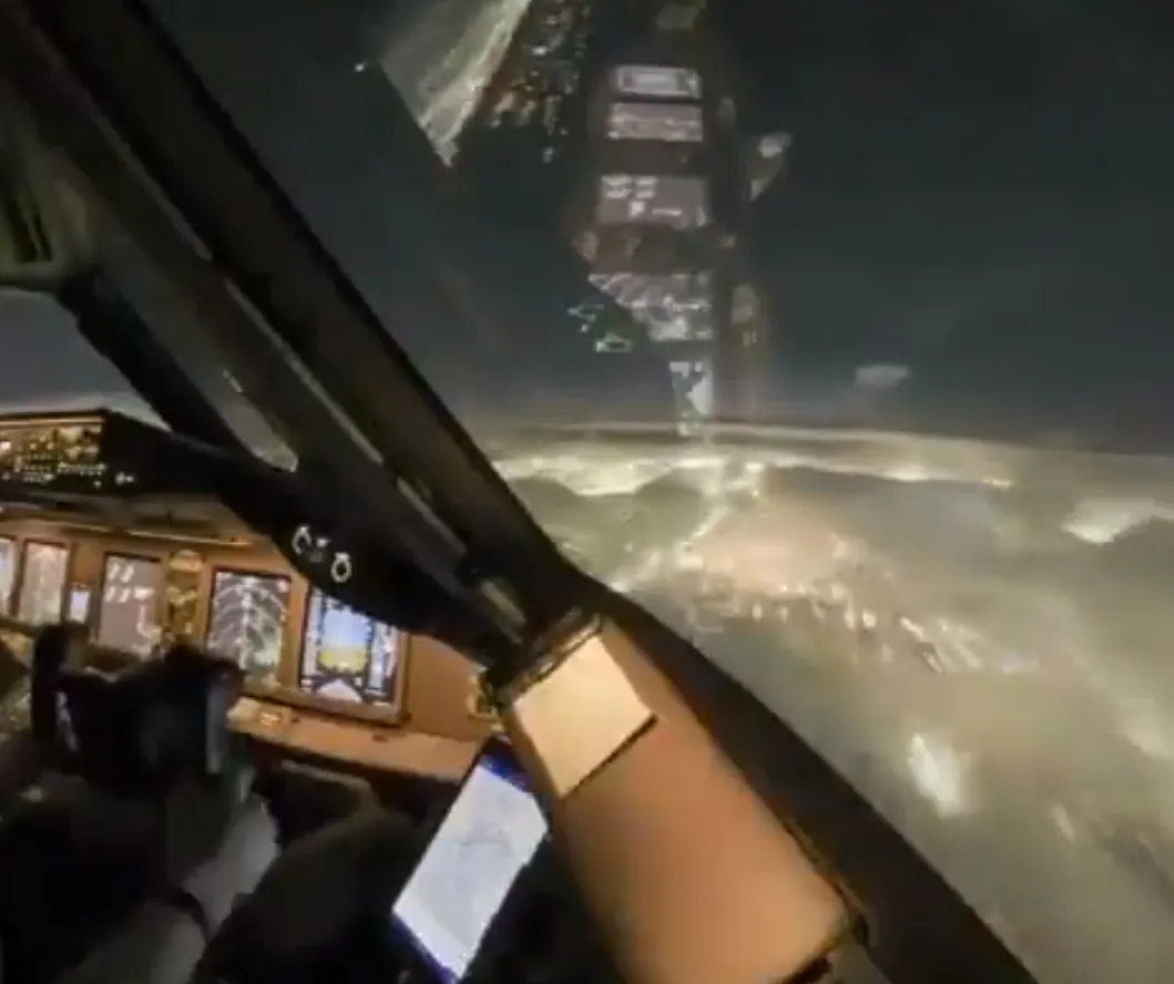 Stunning timelapse video of a Boeing 777 landing at LAX at night.