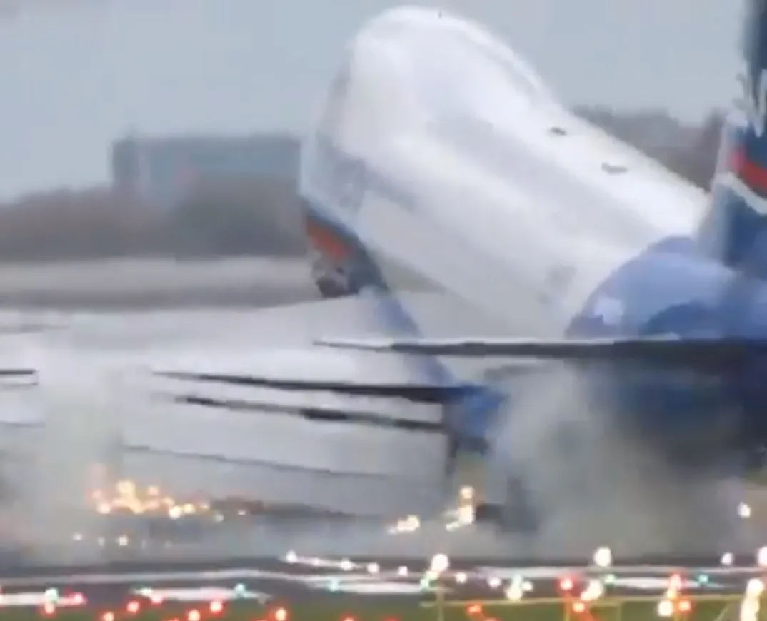 Very heavy 747 landing captured on video