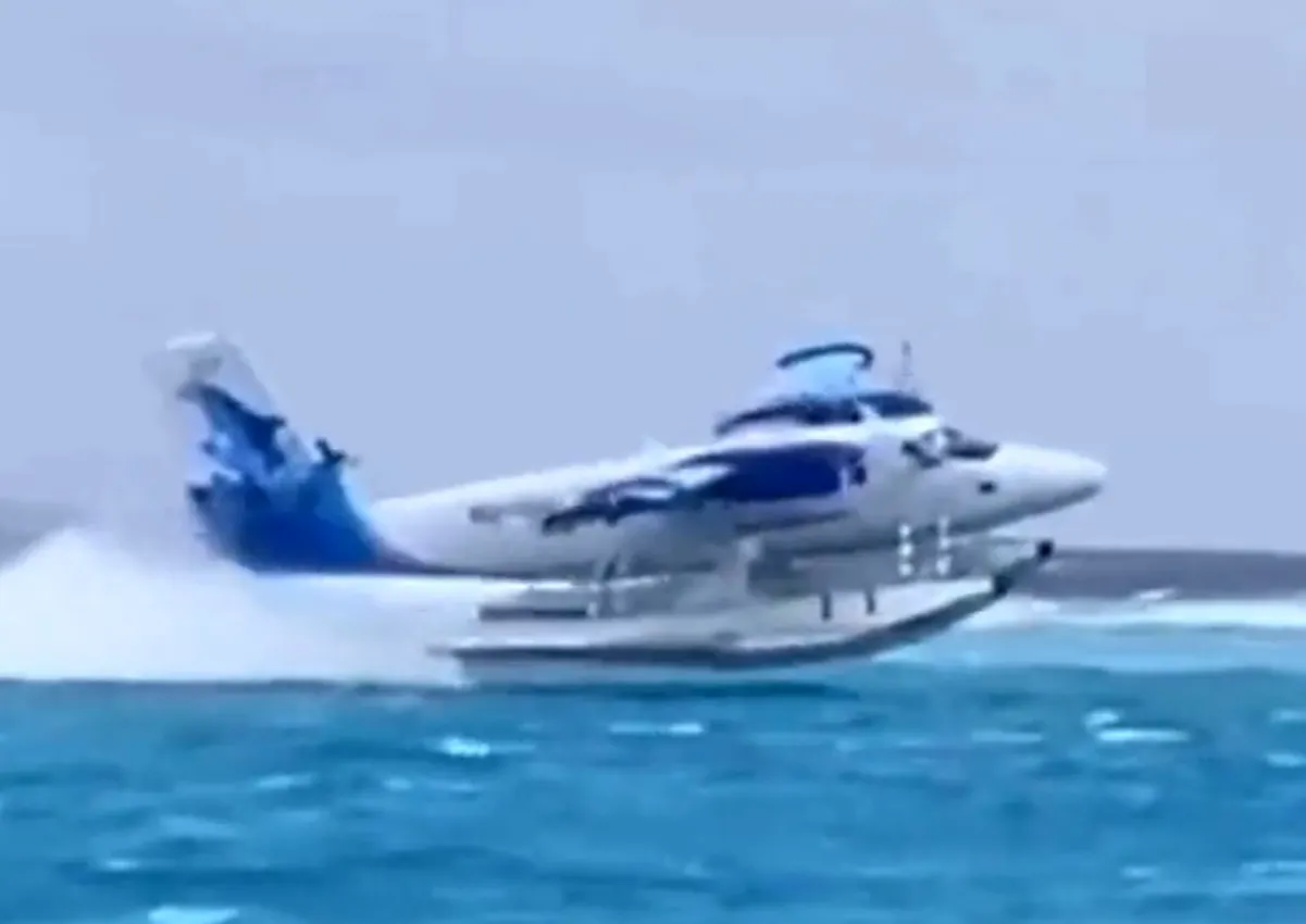 Seaplane makes a spectacular landing in a severe storm