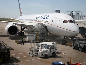 United seeks to recruit 10,000 pilots over the next decade.