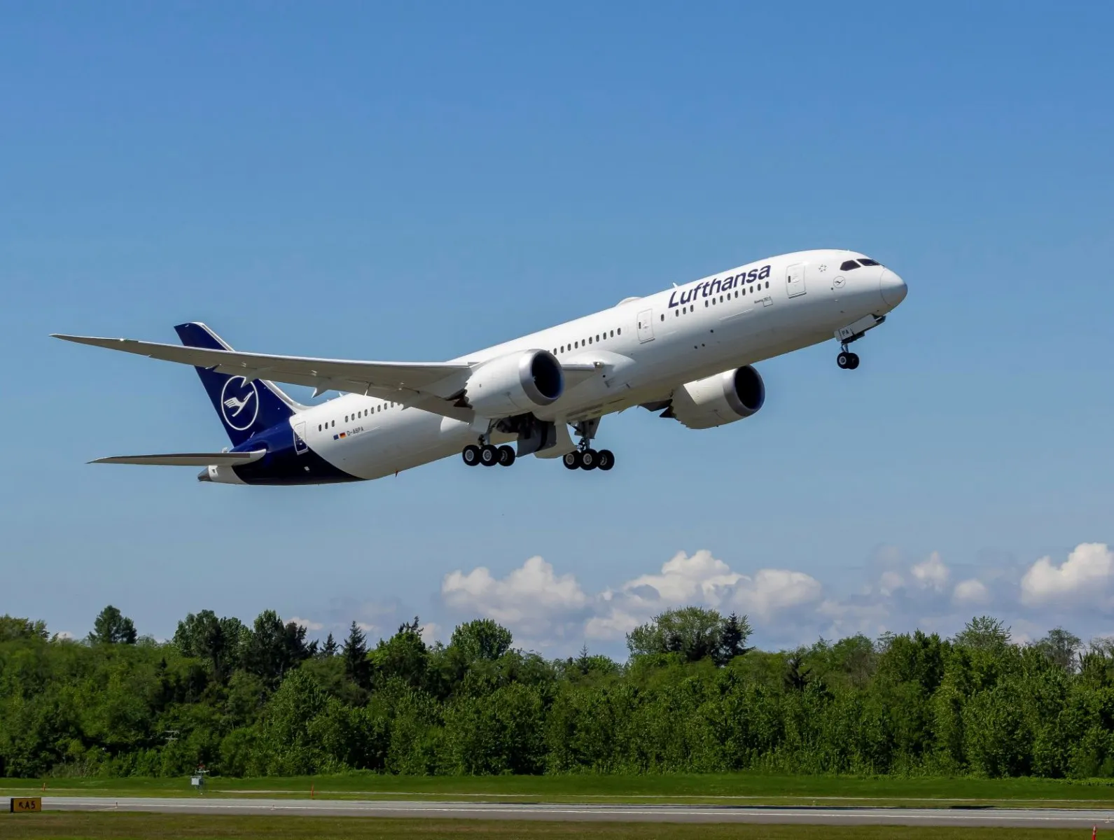 Lufthansa to receive first 787 this northern summer