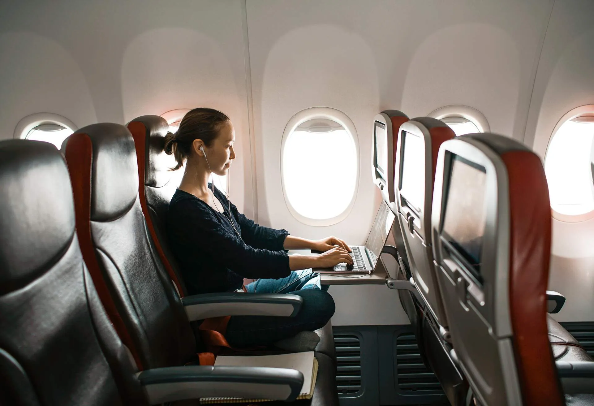 10 best things to do on a plane to pass time