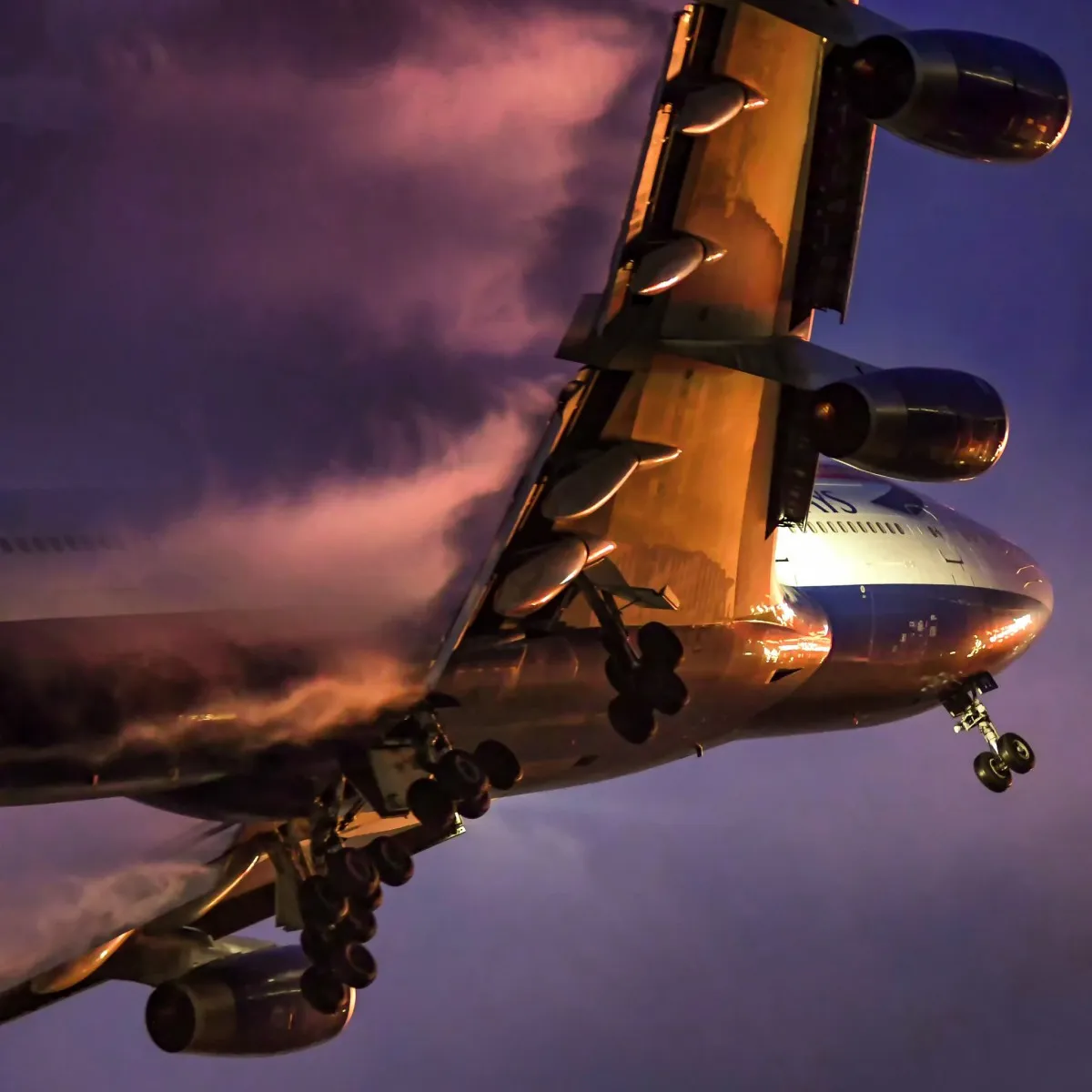 Stunning pictures of misty landings at Heathrow Airport.