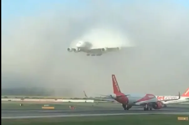 Spectacular entrance from an Emirates A380