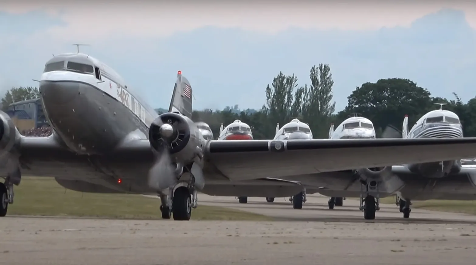 Fabulous video of mass take-off of 35 DC-3s